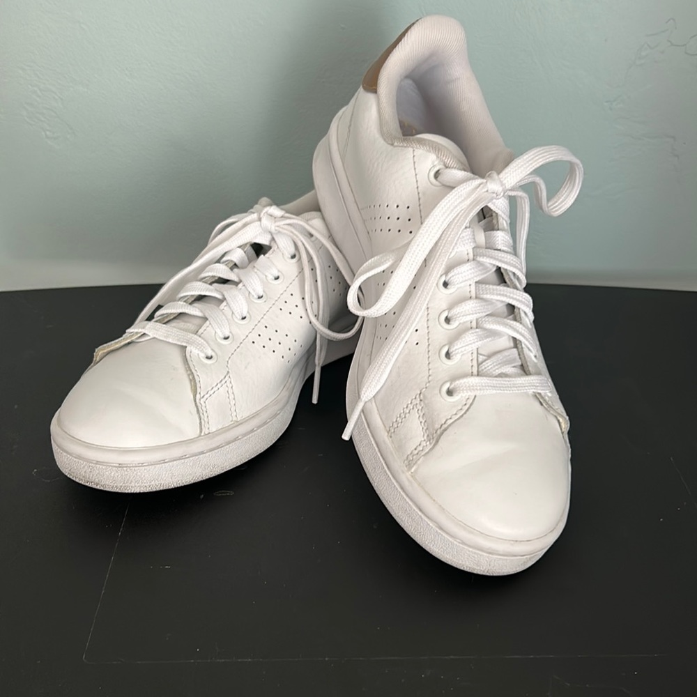 White Adidas sneakers with back gold detail